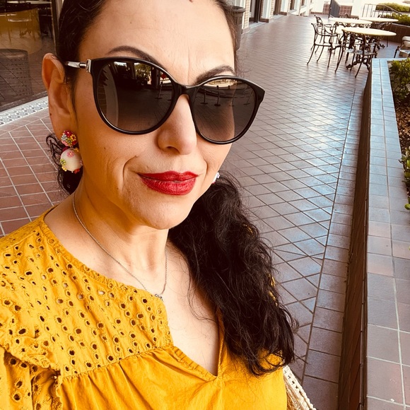 Meet your Posher, Laura - Picture 1 of 1